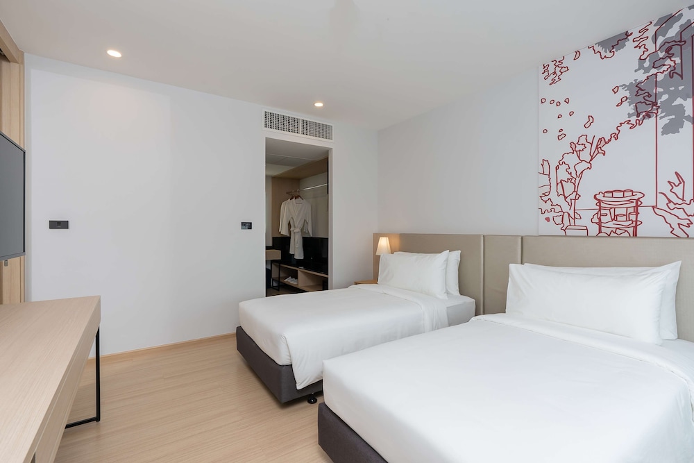 Suite, Multiple Beds, Non Smoking (Living Room) photo 2