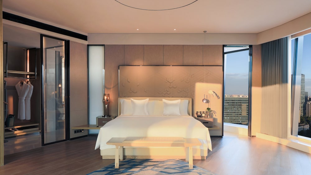 Junior Suite, 1 King Bed (CBD View)