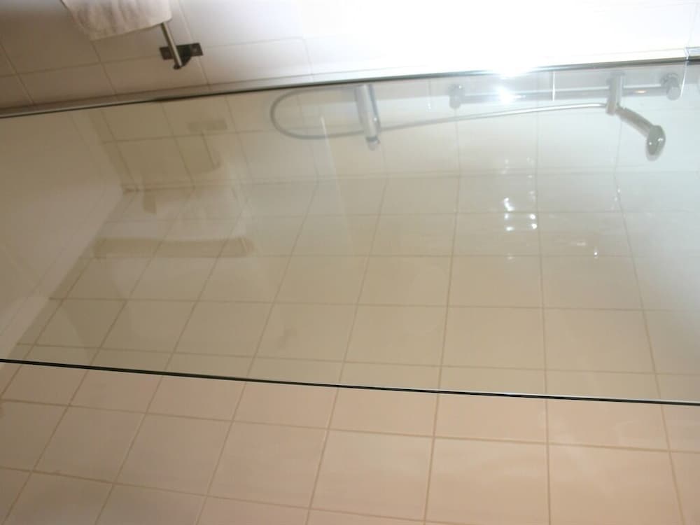 Single Room, Ensuite photo 3