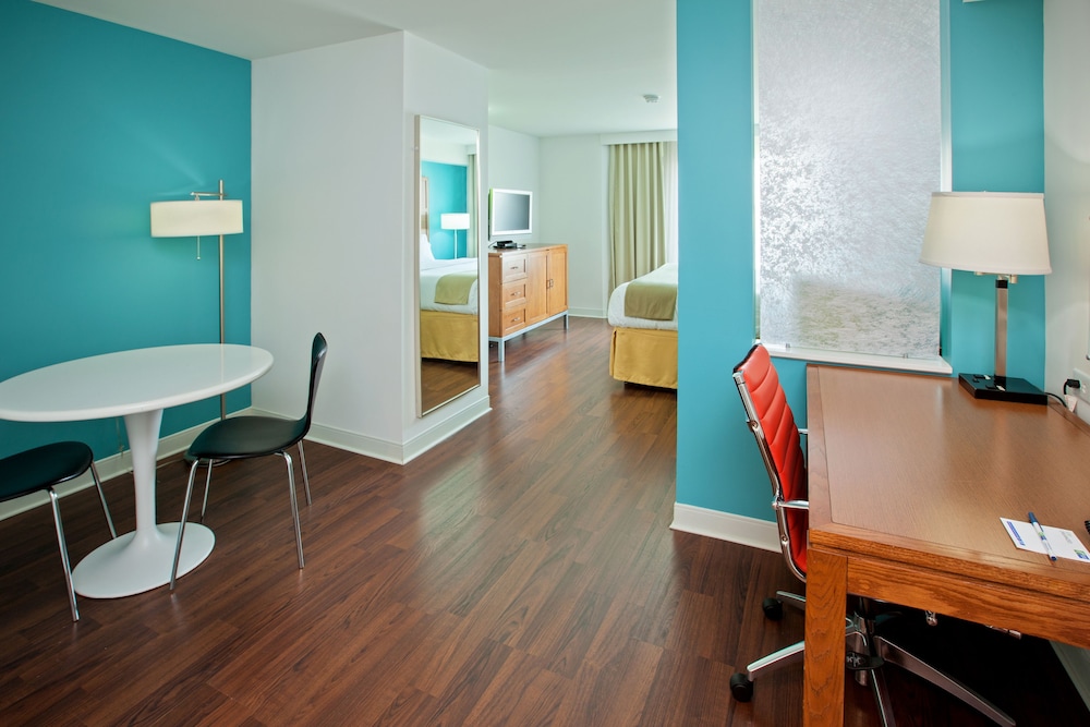 Standard Room, 1 King Bed (Additional Dining Area) - Photo 1