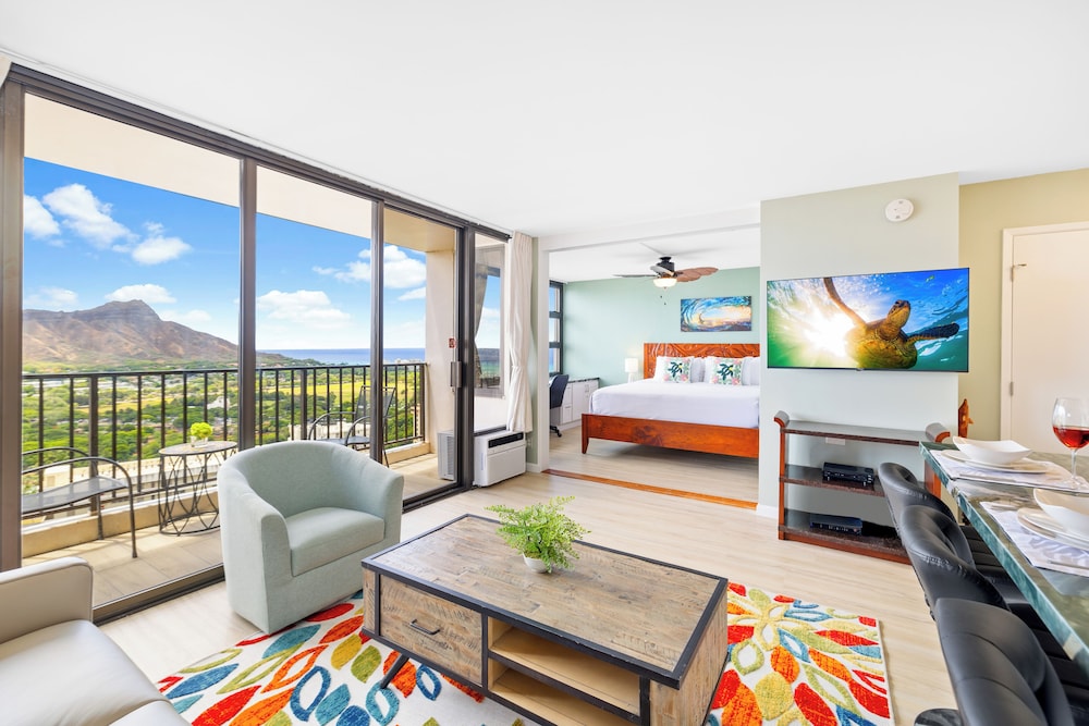 Diamond Head and Ocean views with King Bed and Parking: hotel room photo