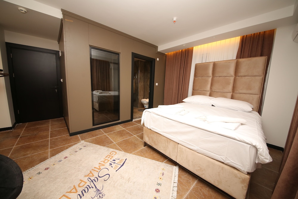 Comfort Studio, 1 Queen Bed, Private Bathroom, Courtyard View