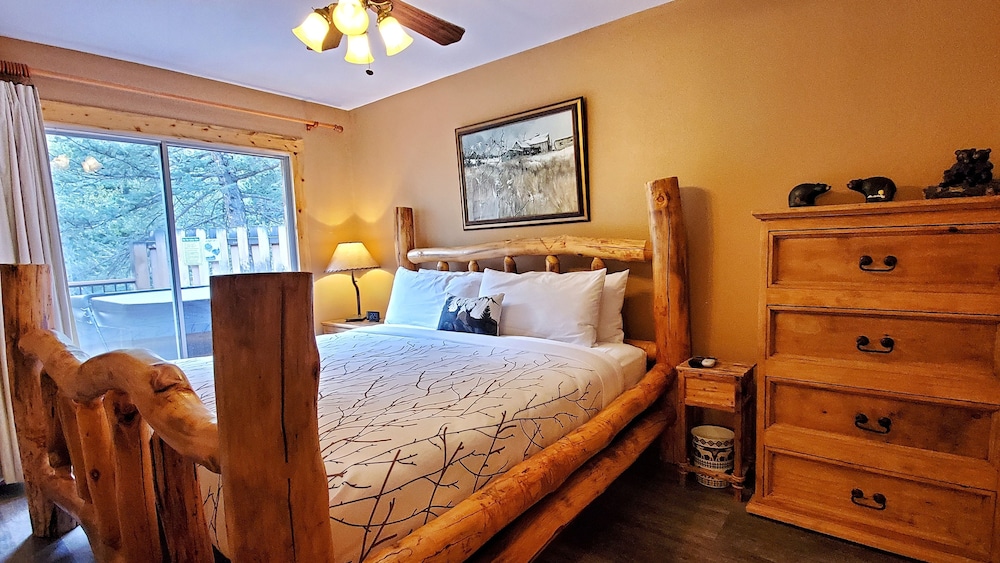 Luxury Cabin, 3 Bedrooms, Hot Tub, River View photo 3