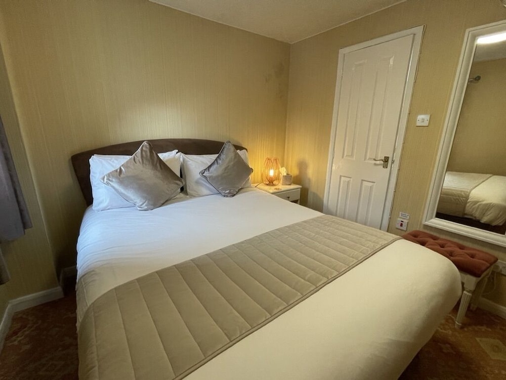Standard Double Room Single Use, 1 Queen Bed, Non Smoking photo 2