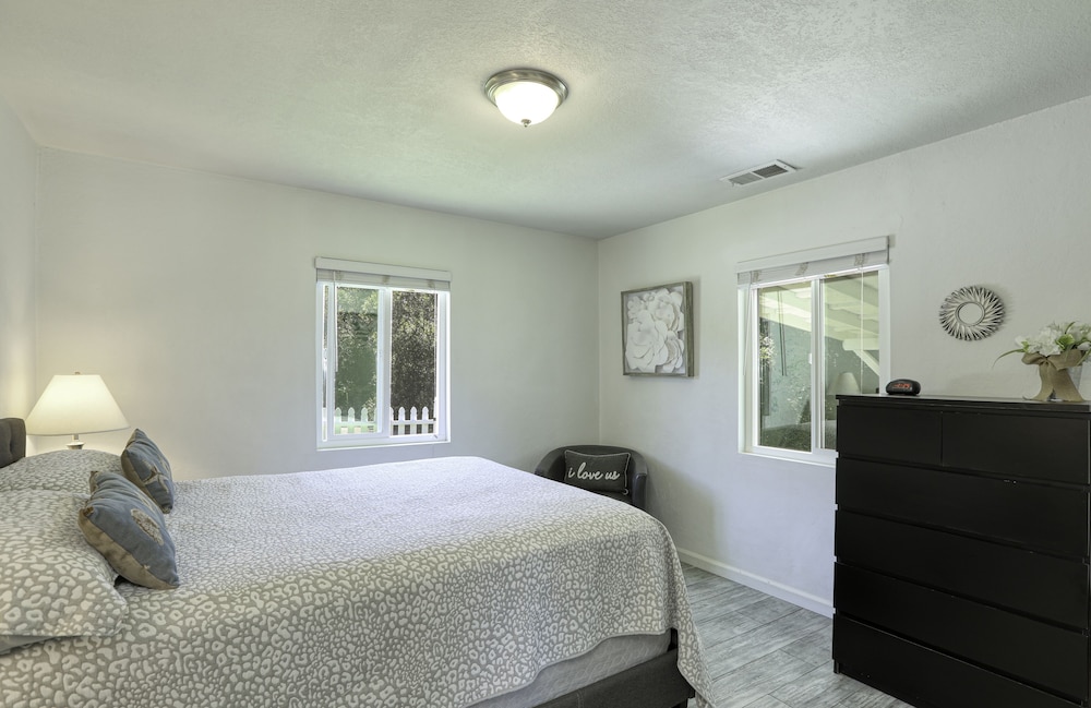 House, 2 Bedrooms photo 2