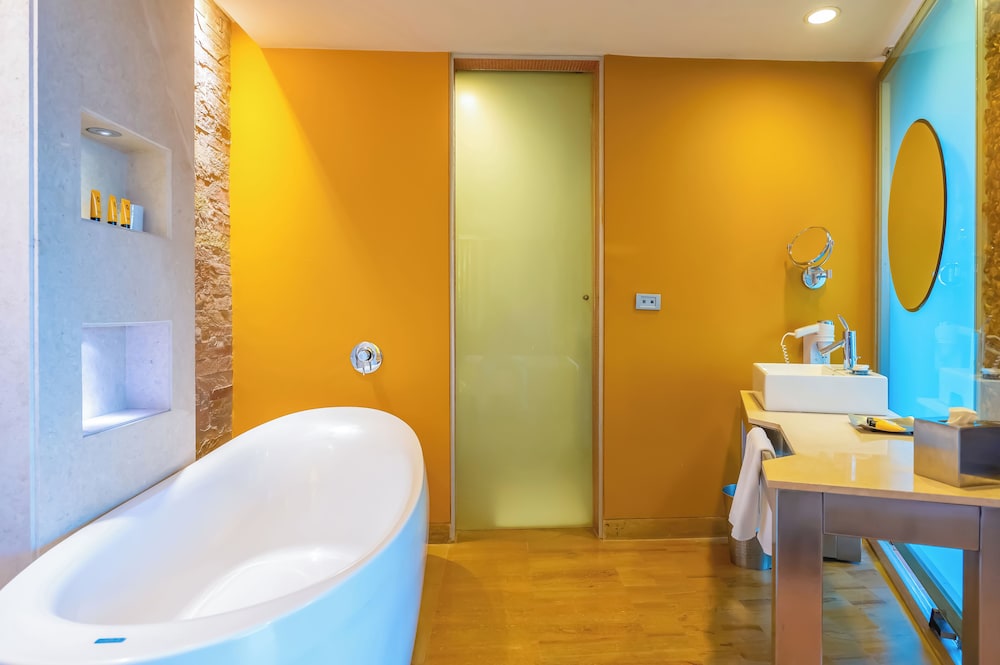 Suite with Bathtub, 2 way Airport Transfer - Photo 6