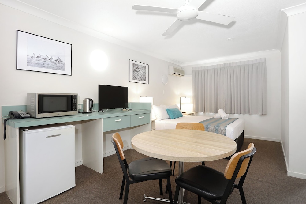 Motel Room (1 Queen Bed + 1 Single Bed) photo 3