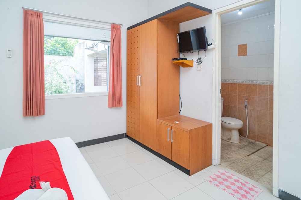 Double Room (RedDoorz) - Photo 13