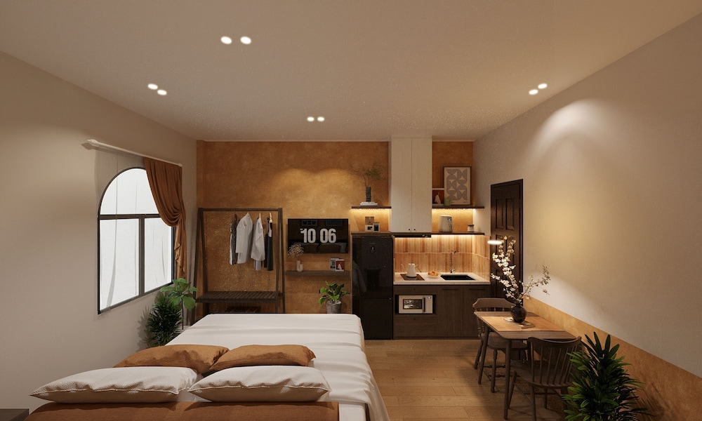 Superior Studio, 1 King Bed, City View