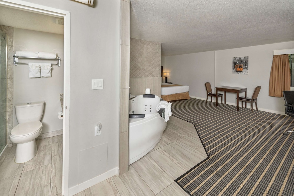 Suite, 1 King Bed, Non Smoking, Hot Tub - Photo 3