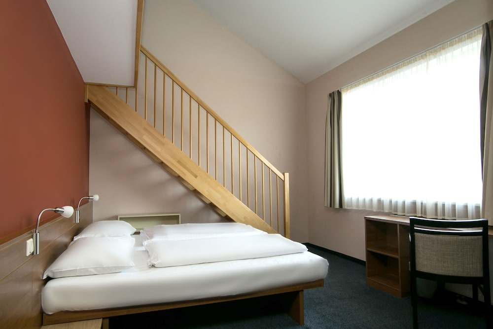 Standard Quadruple Room, Multiple Beds photo 2
