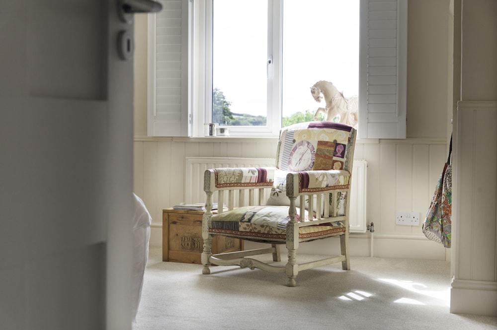 Luxury Double Room, 1 King Bed, Non Smoking, Garden View (Hatch) photo 3