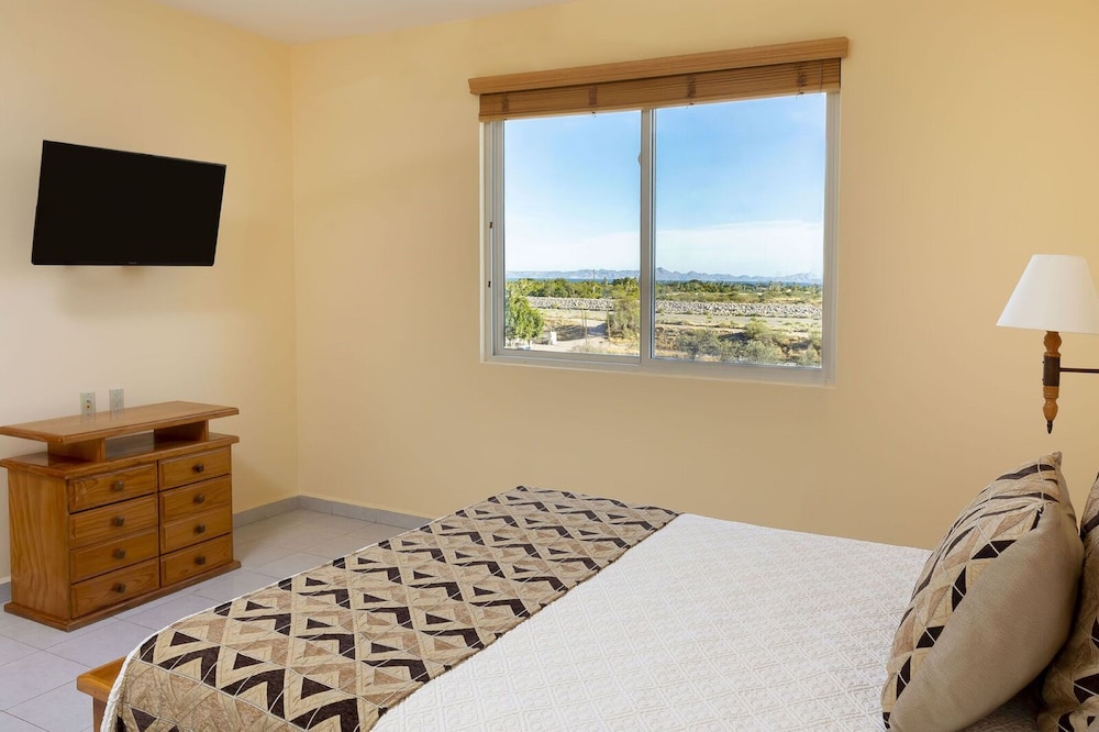 Three Bedroom Penthouse - Photo 4