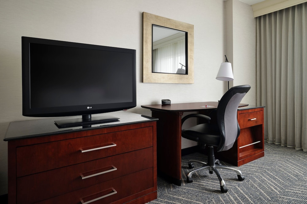 Club Suite, 1 Bedroom (Mobility Accessible, Roll-in Shower) - Photo 1
