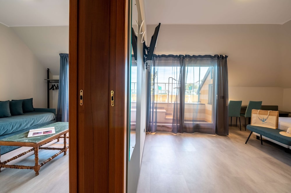 Suite, 1 Queen Bed, Balcony, Sea View (Living Room;with Single Sofabed) photo 3