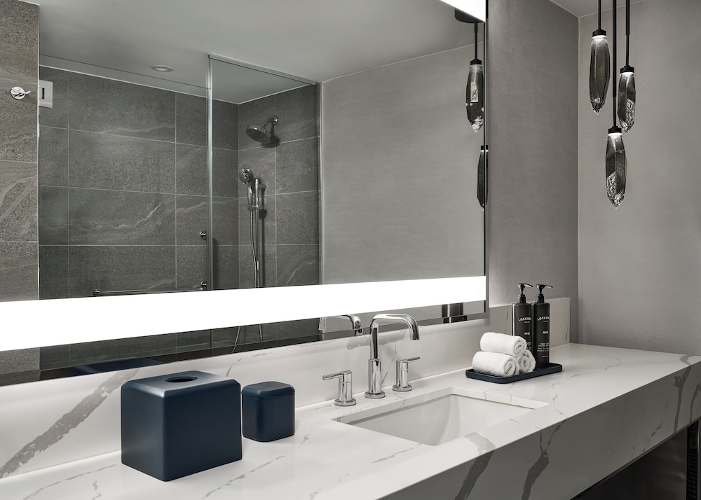 Junior Suite, Multiple Beds, Roll-in Shower - Photo 4