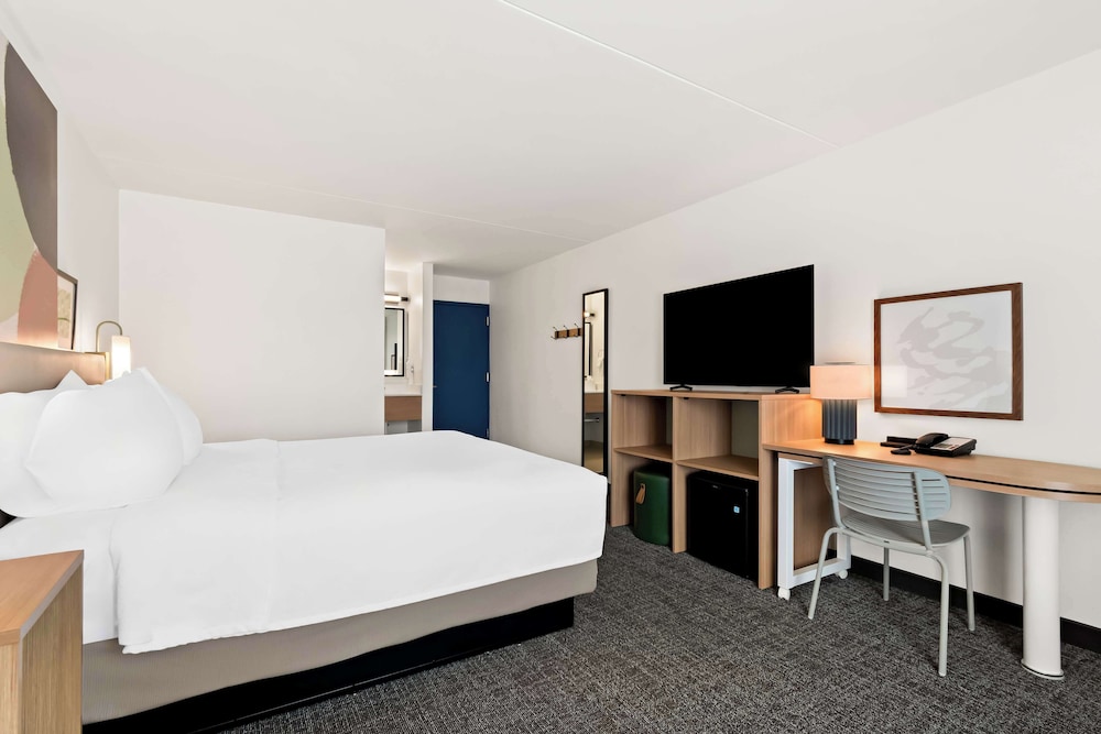 Room, 1 King Bed - Photo 4