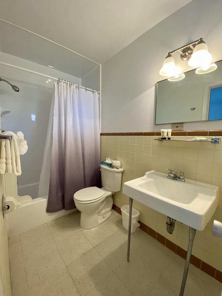 Standard Room, 1 King Bed, Motor Lodge photo 2