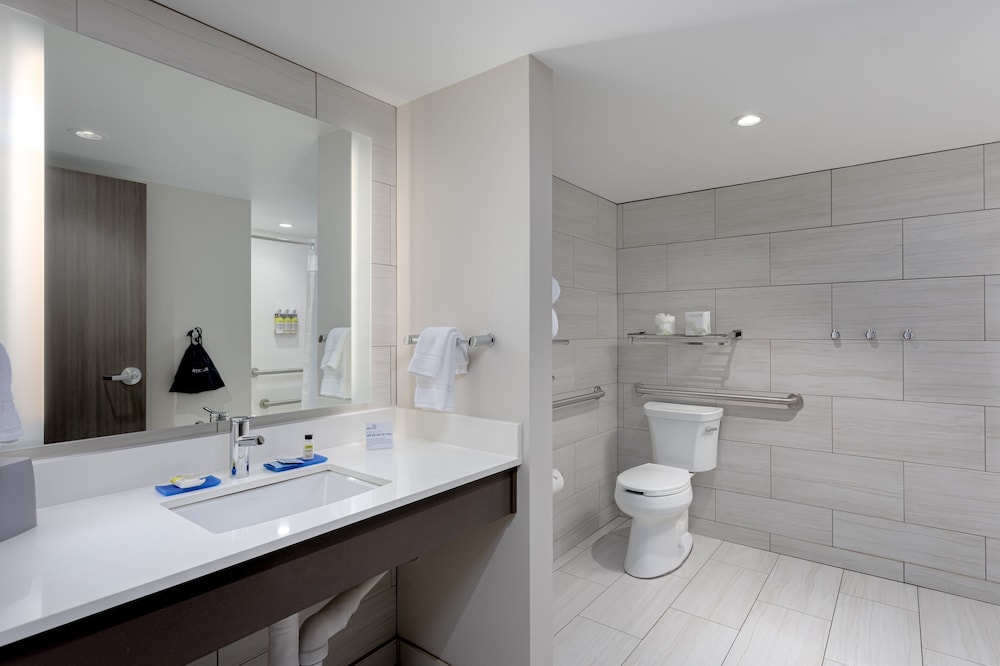 Standard Room, 1 King Bed, Accessible Bathtub (Communications) - Photo 4