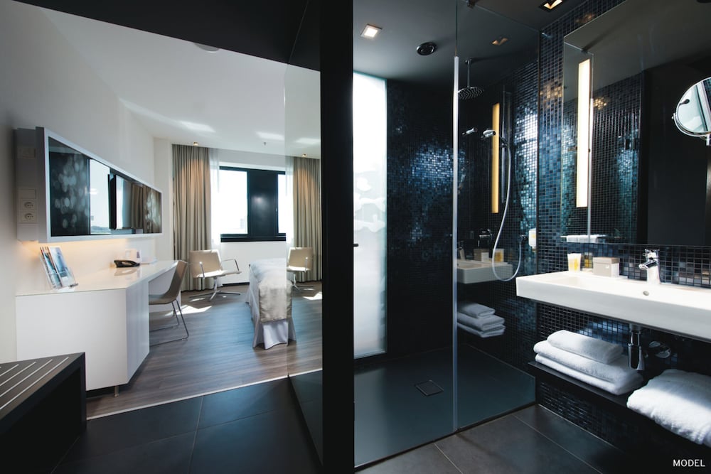 Deluxe Room thumbnail 5