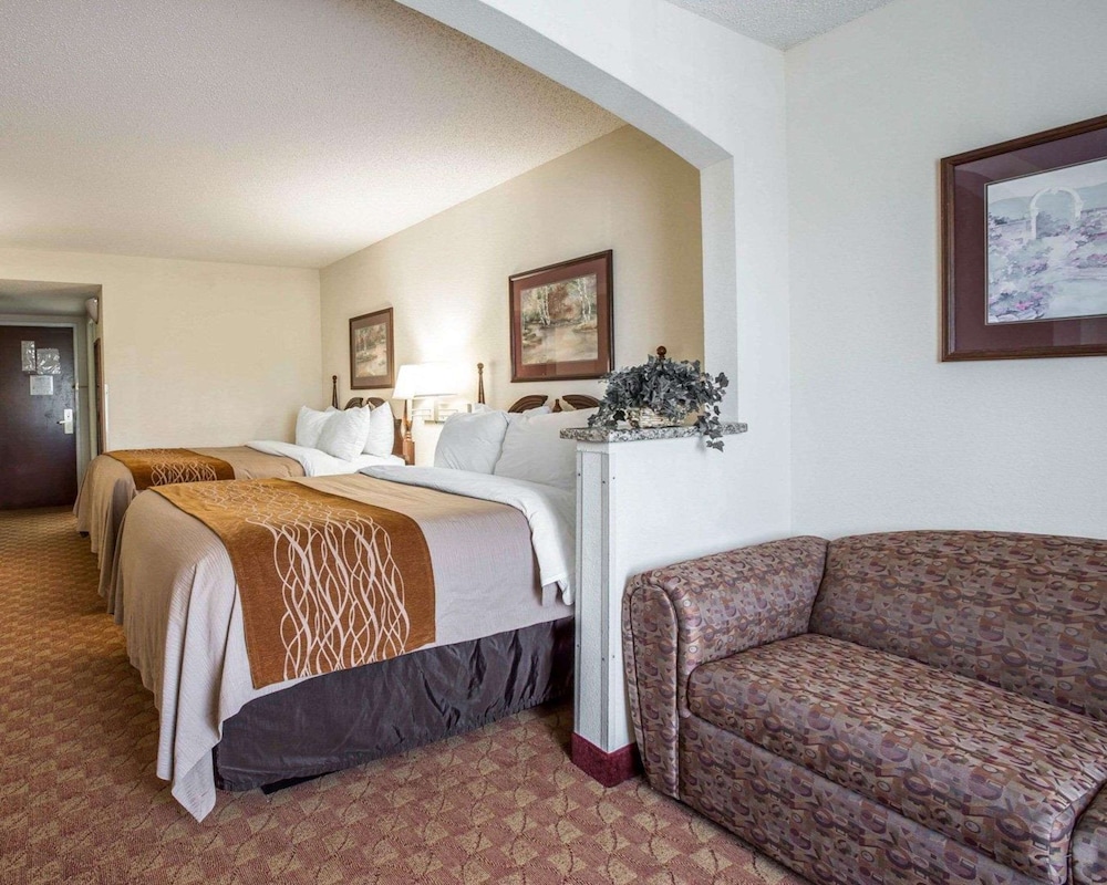 Family Suite, 2 Queen Beds, Non Smoking photo 2
