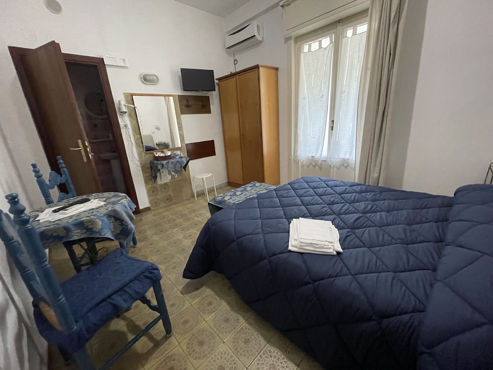 Economy Double or Twin Room photo 3