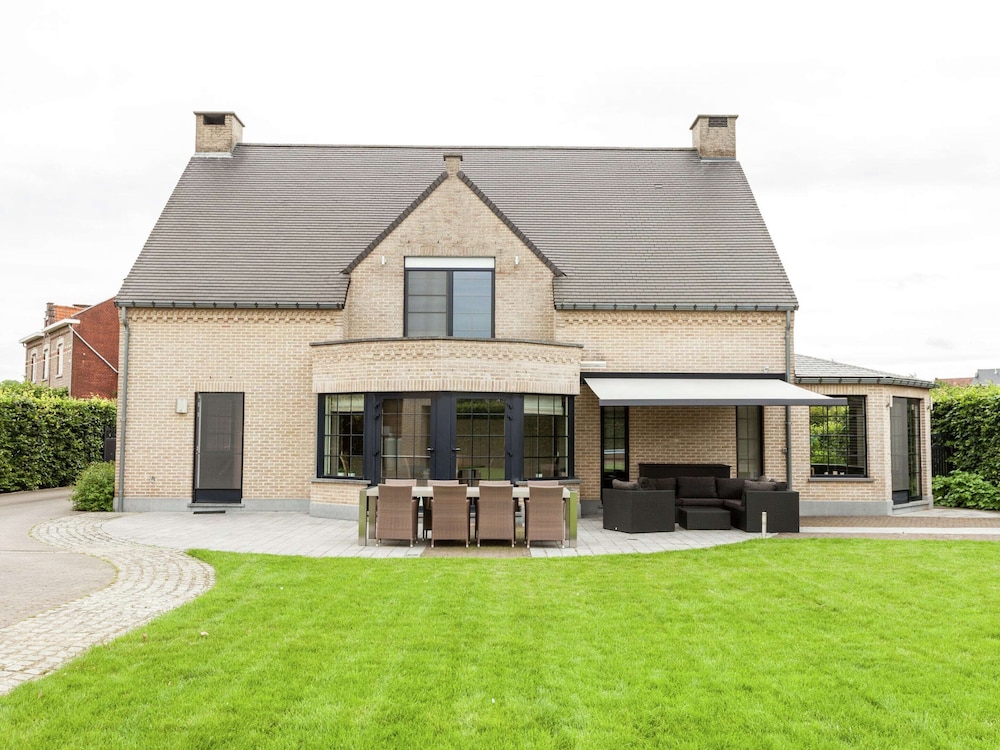 Villa photo 1