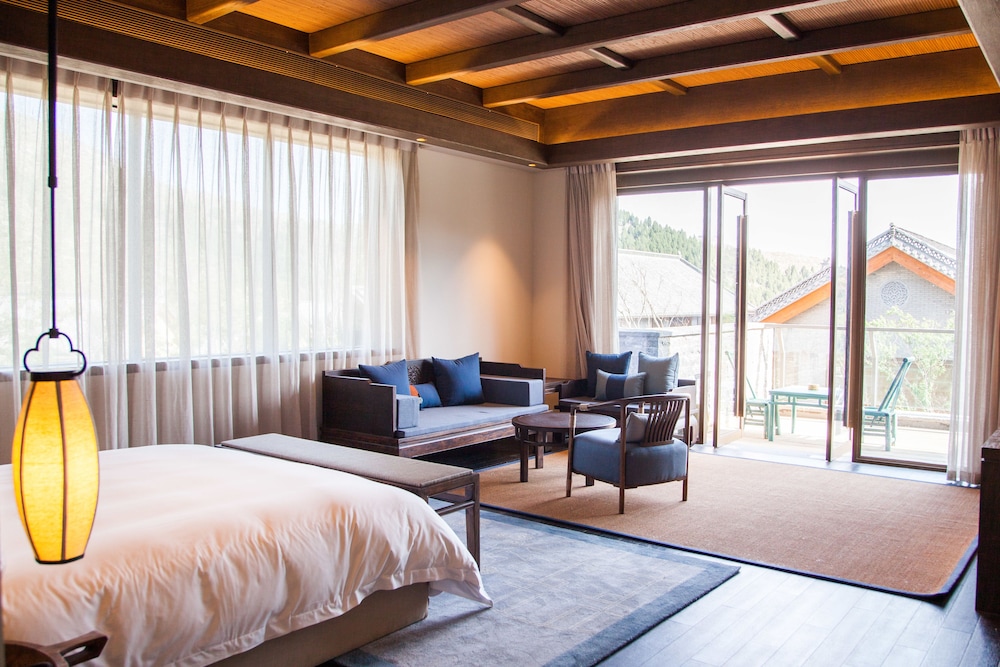 Executive Suite With Yard photo 1