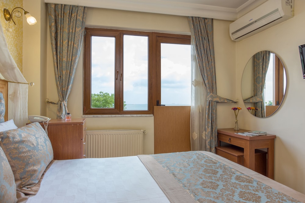 Double Room with Balcony and Sea View photo 3