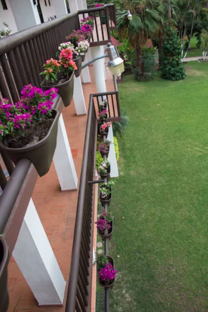 Standard Room, 1 King Bed, Pool View, Garden Area photo 3