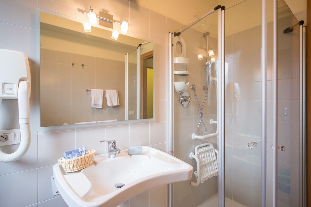 Standard Triple Room, Balcony, Lake View photo 2