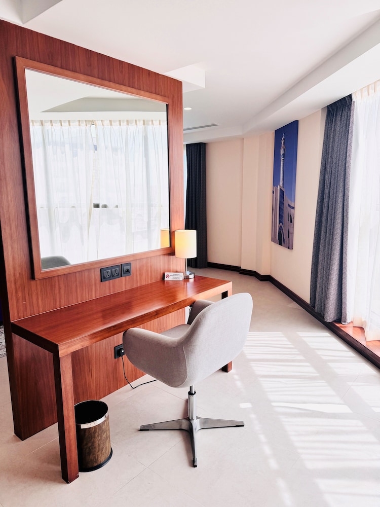 Junior Suite, 1 King Bed - Photo 12