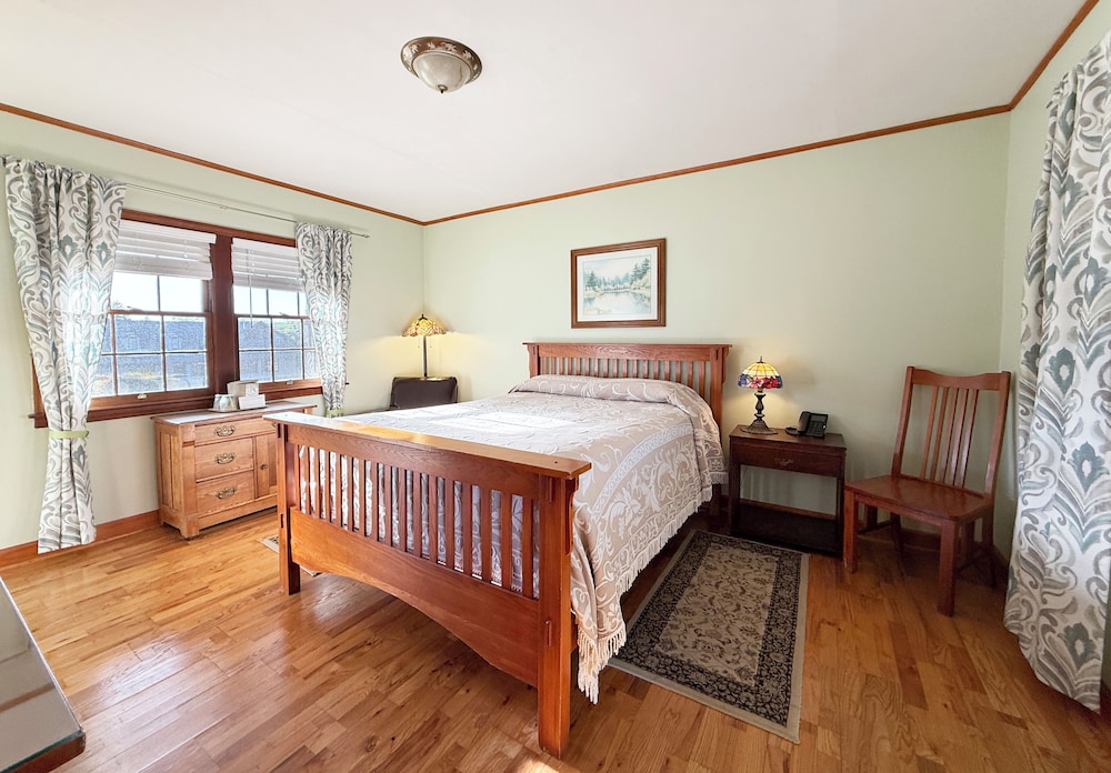 Classic Room, 1 King Bed, Mountain View