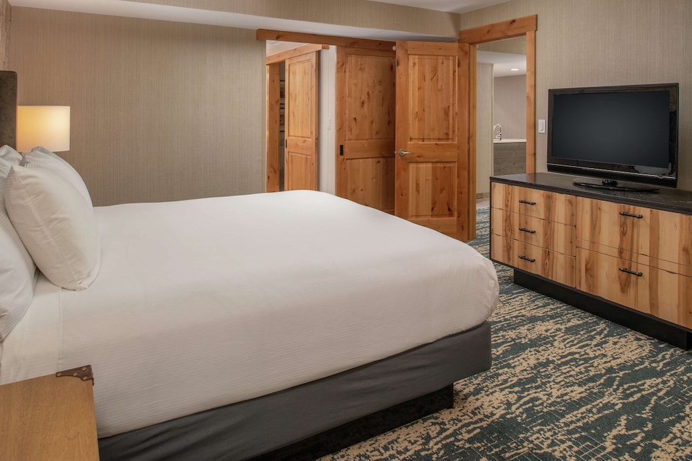 Suite, 1 King Bed - Photo 2