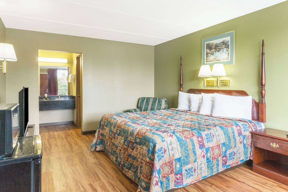 Room, 1 King Bed, Non Smoking - Photo 4