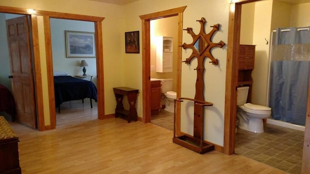 Suite, 3 Bedrooms, 2 Bathrooms (Suite 5, Second Floor) photo 2