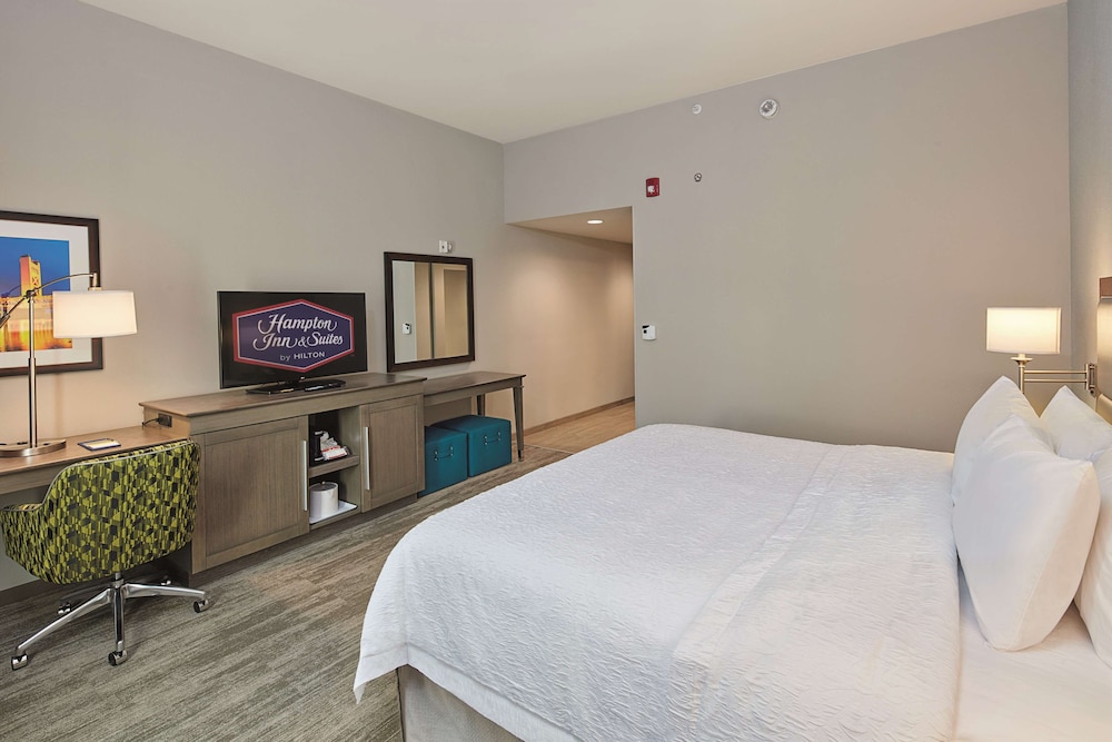 Room, 1 King Bed, Accessible (Mobility & Hearing, Roll-in Shower) photo 3