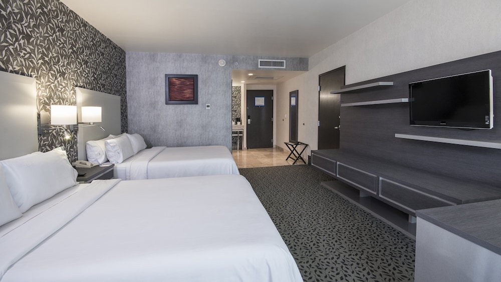 Standard Room, 2 Queen Beds, Garden View photo 3