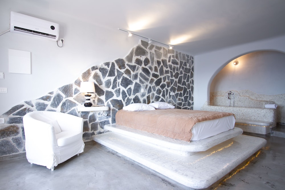 Elegant Suite Caldera View - Photo 4