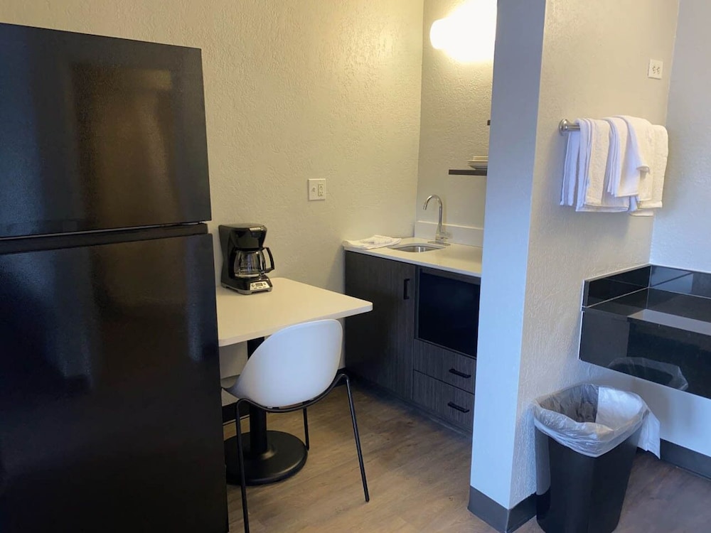 Deluxe Room, 1 Double Bed, Non Smoking, Refrigerator & Microwave photo 2