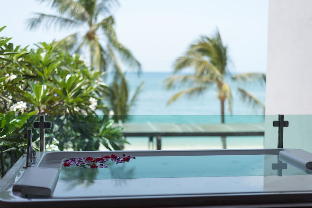 Three Bedroom Beachfront Pool Residence photo 3