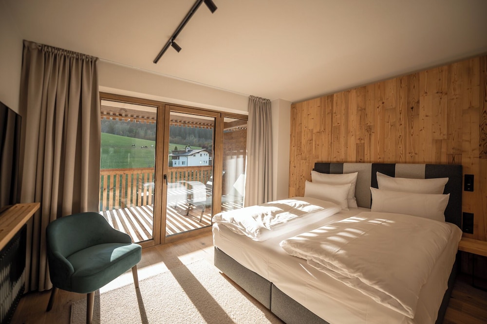 Suite, 1 King Bed with Sofa bed, Kitchen, Mountain View