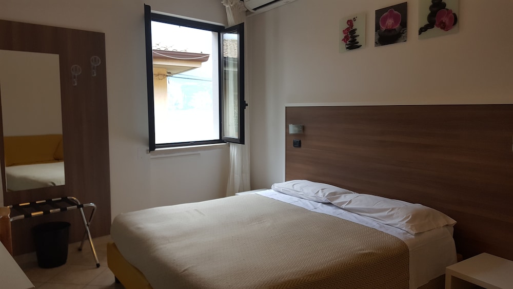 Standard Double or Twin Room, Lake View photo 3