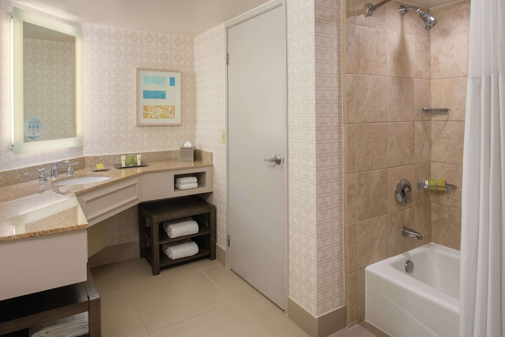 Deluxe Room, 1 King Bed, Courtyard View - Photo 5