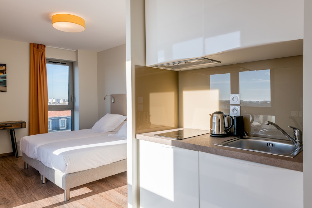 SUPERIOR STUDIO (SINGLE BEDS)