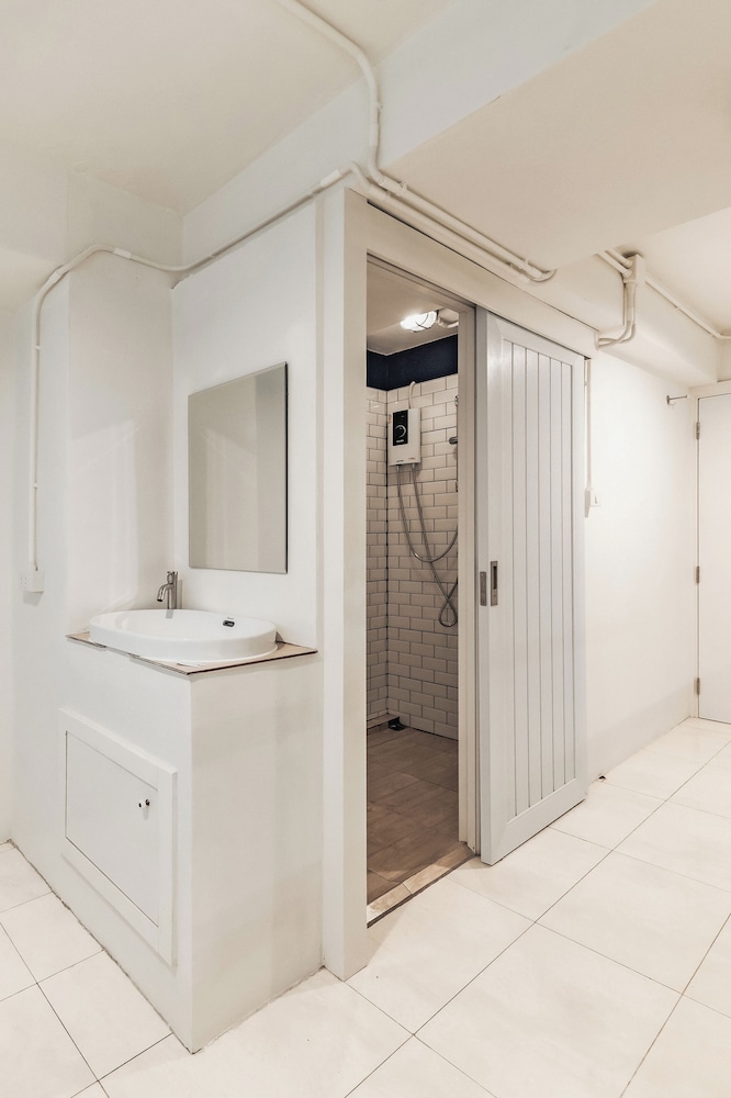 Quadruple Family with Private Bathroom - Photo 6