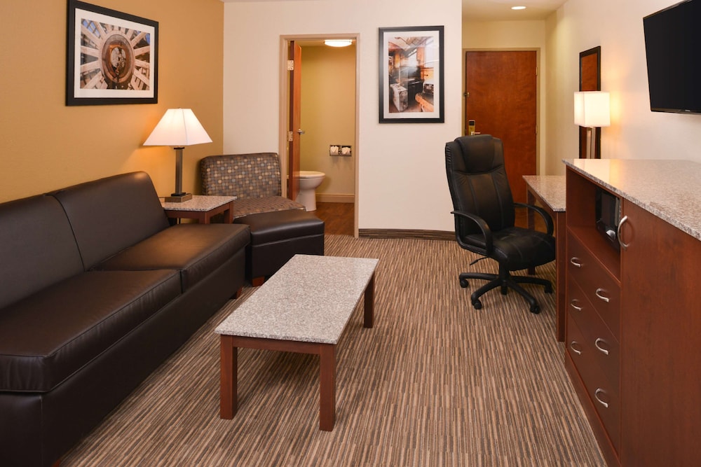 Suite, 1 King Bed, Non Smoking, Refrigerator & Microwave (2nd Floor) - Photo 3