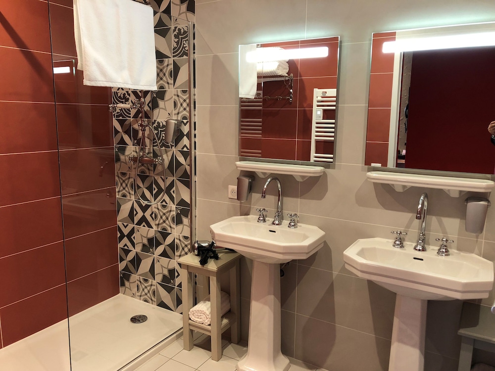 Executive Suite - Photo 6
