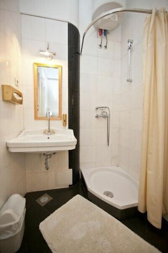 Single Room (Petit)