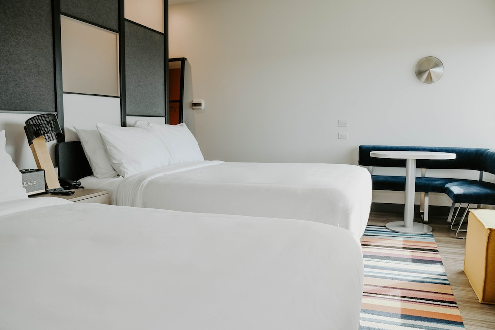 Room, 2 Queen Beds (Mobility/Hearing Access, Roll-in Shwr) photo 3